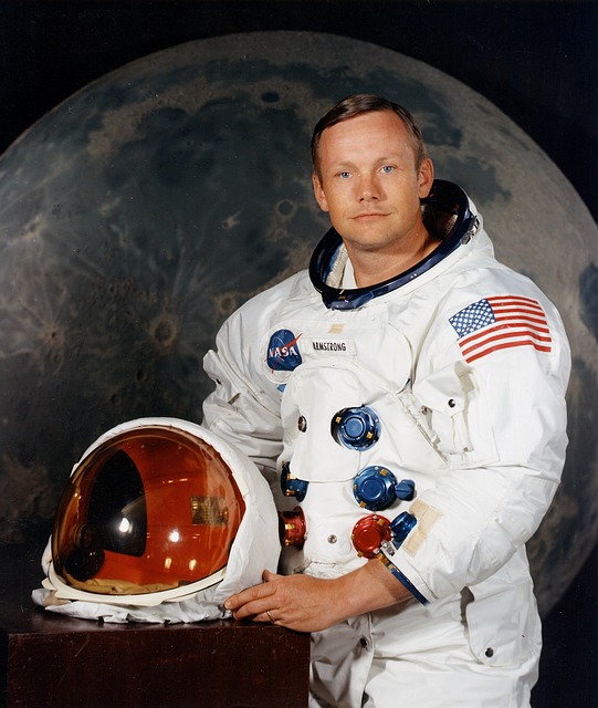 neil-armstrong-spacesuit